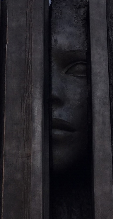 tall face sculpture (cropped)